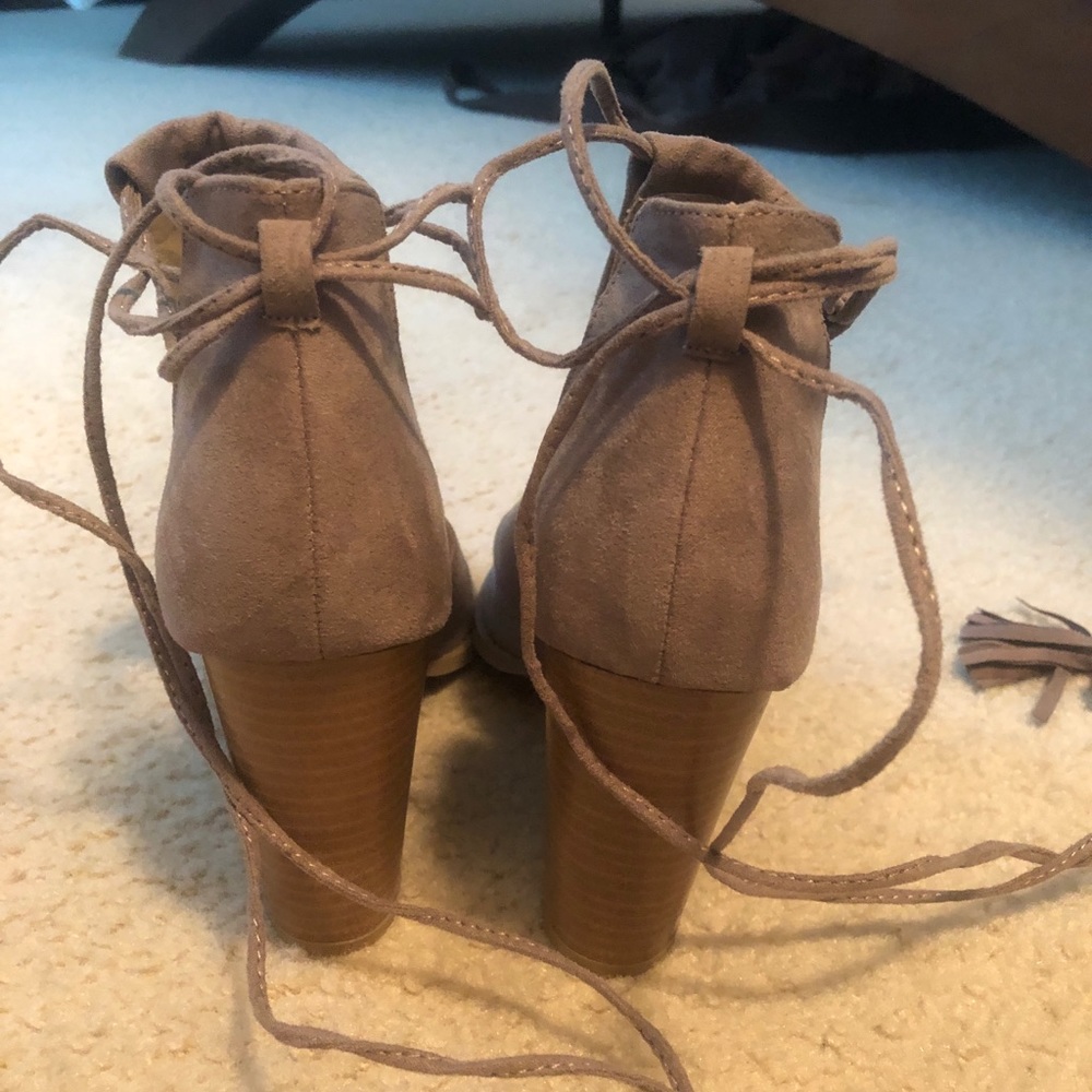 Women’s Heels - Picture 2 of 3